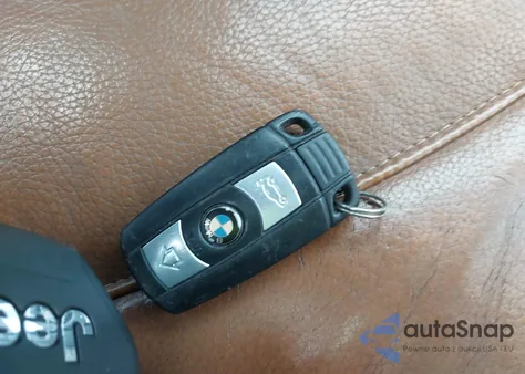 2011 BMW 328I xDrive z USA, uszkodzony, nr VIN WBAPK5C58BF123989